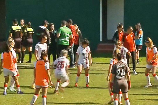 El partido entre Estudiantes y Ferro no se pudo jugar por irregularidades con la ambulancia.