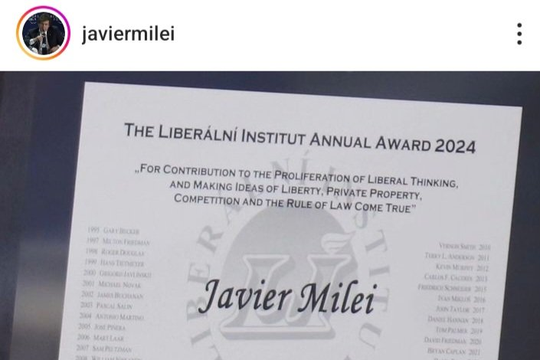Javier Milei compartió la foto de su supuesto premio recibido por el Insituto Liberal de Praga.