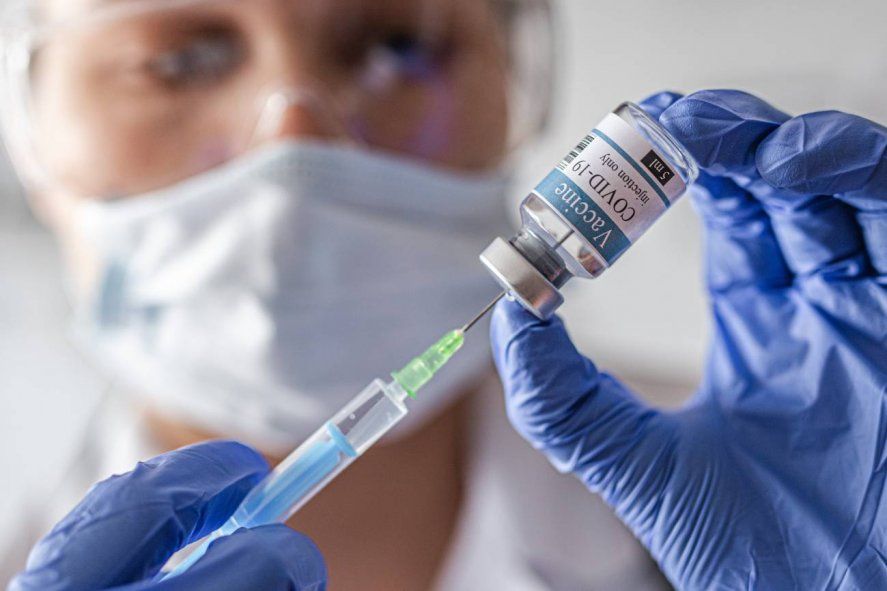 Cerca del D&iacute;a Mundial de la Salud, dos firmas suspendieron los ensayos de sus vacunas contra el coronavirus en ni&ntilde;os.