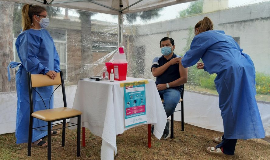 Los equipos de Región Sanitaria IV se encargan de aplicar vacunas anti COVID-19 en San Pedro