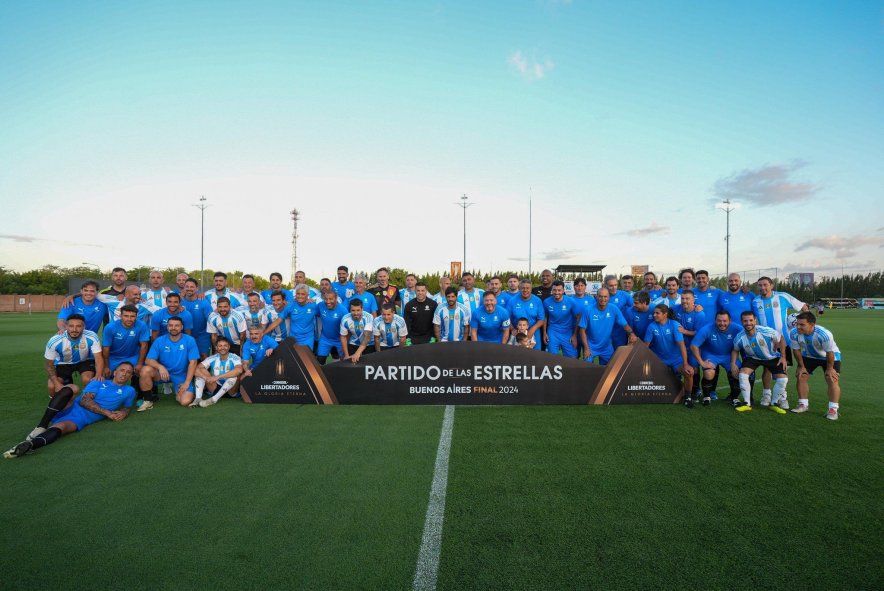 La foto final del encuentro disputado en el River Camp, con varios protagonistas ex Gimnasia y ex Estudiantes