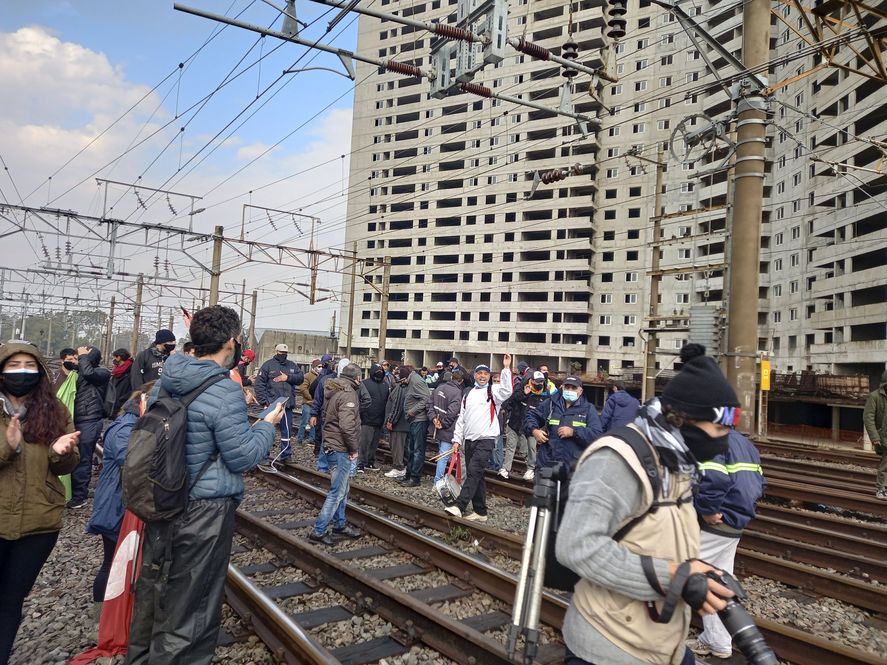 La protesta es protagonizada por trabajadores despedidos del tren Roca 