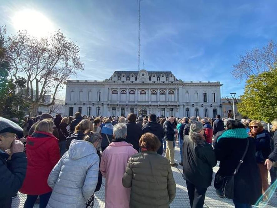 Furia de un Intendente ultra k durante una protesta en Pehuajó