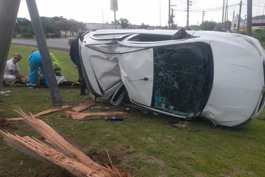 iban en un auto, chocaron contra una columna y volcaron: el vehiculo era robado