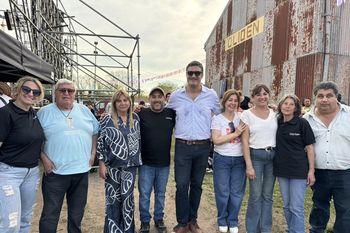 Fernando Raitelli, intendente de Brandsen, visitó Oliden para la Fiesta de la Galleta.