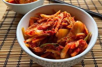 El kimchi es el plato que fue aprobado por el senado para tener un día nacional, tiene muchos beneficios para la salud.