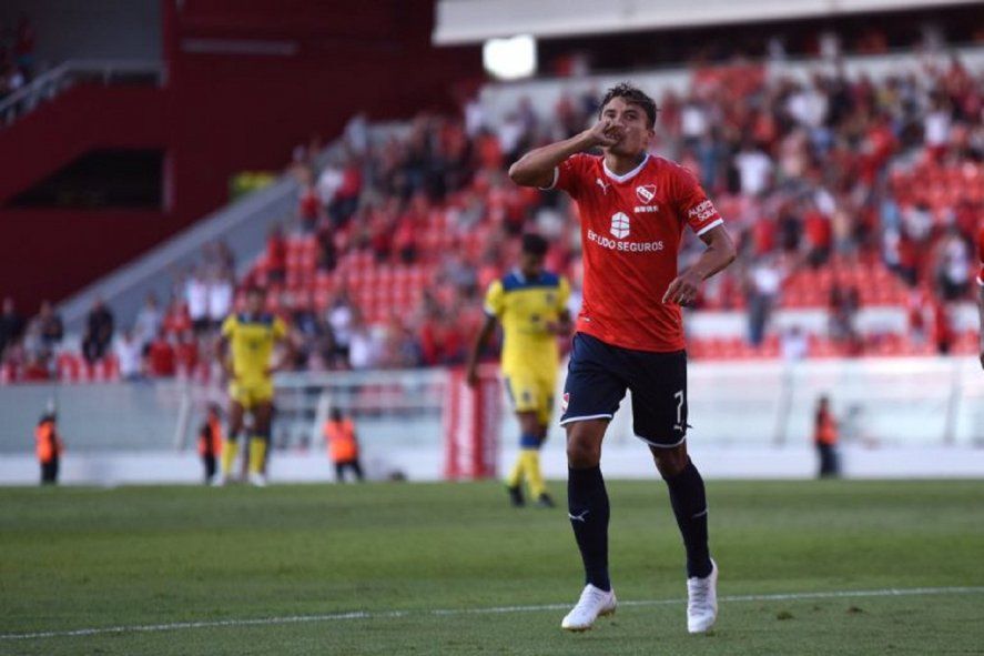 Andrés Roa festeja uno de sus goles en Independiente