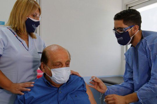 El intendente de Berazategui, Juan José Mussi, recibió la vacuna contra el coronavirus.