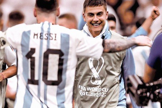Lionel Messi se abraza con Paulo Dybala, quien todavía no jugó en el Mundia Qatar 2022.