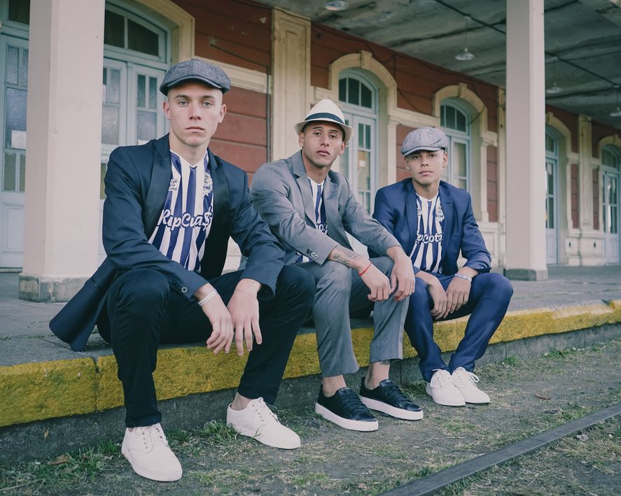 Una foto tomada durante la grabación del spot que promociona la nueva camiseta de Gimnasia al estilo de principios del siglo 20 con el look de los Peaky Blinders 