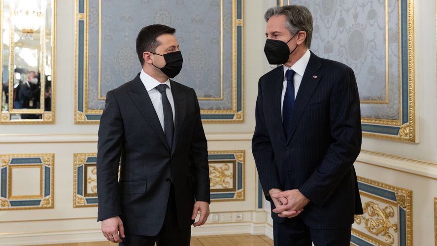 El presidente de Ucrania junto al Secretario de Estado de EEUU en medio del conflicto con Rusia
