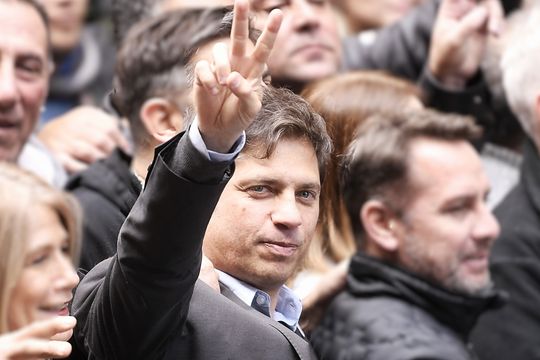 kicillof vs la campora: la invitacion perdida, el fuego amigo y los avispones amarillos