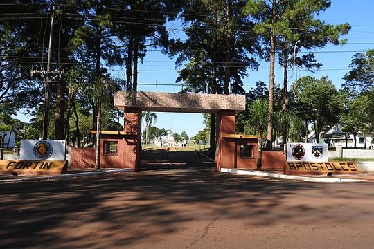 roban armas en una base militar, pero la nacion desvia la atencion hacia la policia local