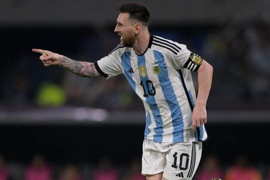 Lionel Messi festeja su gol 100 con la Selección Argentina