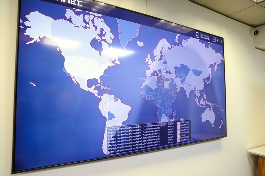 En este mapa se pueden observar los ciber ataques en tiempo real en el mundo.