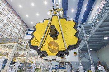 Ensamblado del espejo principal del telescopio en el Centro de vuelo espacial Goddard. 
