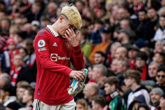 Las lágrimas de Alejandro Garnacho en el Manchester United. El delantero, lesionado, no podrá jugar con la Selección