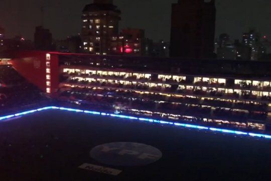 Estadio UNO con luces bajas, en la previa del partido entre Estudiantes y Banfield por la Liga Profesional