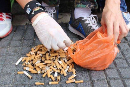 sumate: recolectan colillas de cigarrillos para reciclarlas y producir ladrillos