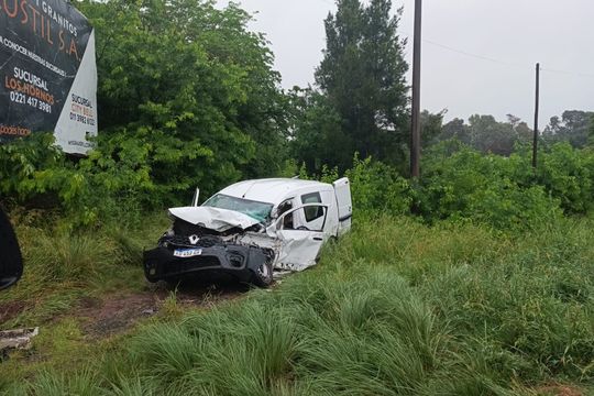 abasto: terrible choque entre un camion y una camioneta bajo la lluvia