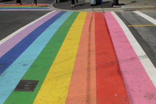 para fomentar la diversidad, proponen pintar sendas peatonales con los colores de la bandera lgbt