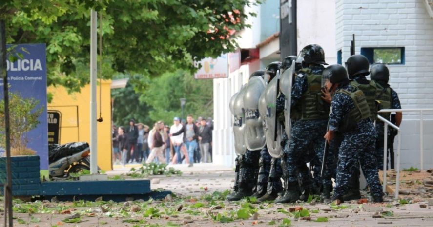 Crimen en Miramar: manifestación, dolor y represión policial