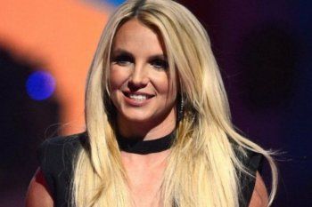 Britney Spears exige a su padre, Jamie Spears, que renuncie a su tutoría.