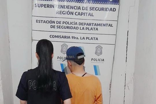 una mujer ataco a machetazos y a tiros a una vecina en medio de un conflicto