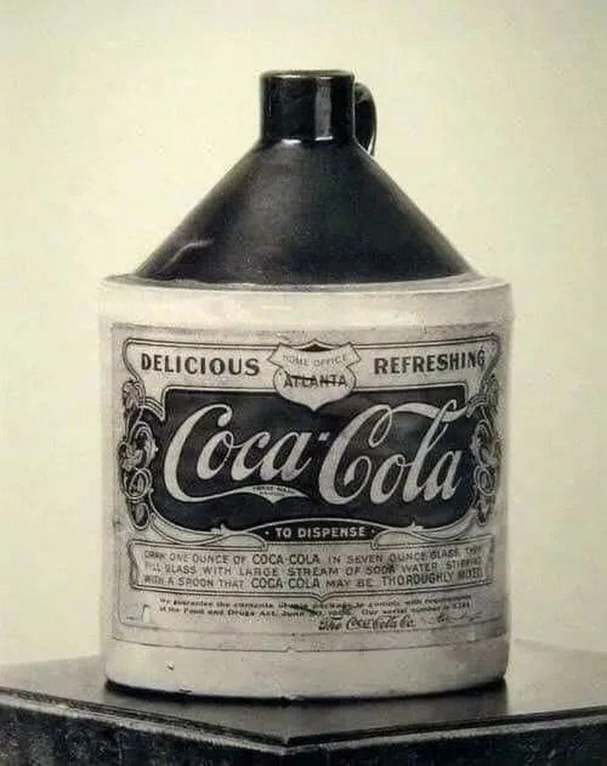 Asi era la primera botella de Coca-Cola que según dicen contenía cocaína en su fórmula de jarabe para la tos. Elon Musk aprovechó el mito para burlarse de sí mismo 