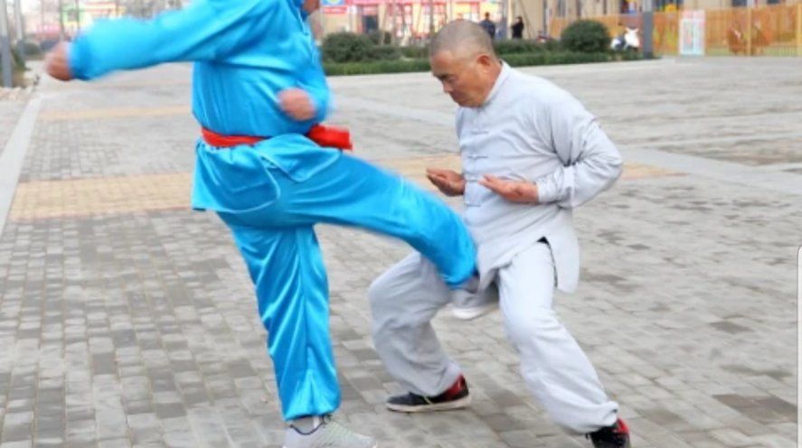 El Maestro de Kung Fu Wei Yaobim en plena acción siendo pateado en la entrepierna por sus estudiantes 
