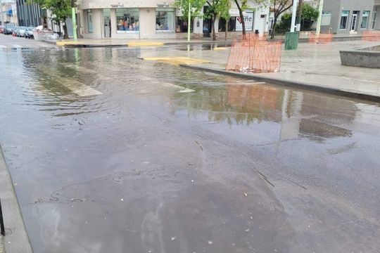 La inundación de la peatonal Villa Mitre, en Bahía Blanca