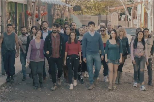 Adrián Suar y la nueva ficción ambientada en una villa que emitirá Canal 13, del Grupo Clarín 