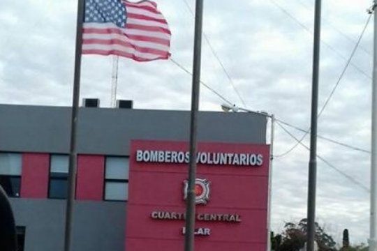 polemico: el pais vuelve al fmi y en un municipio ya flamea la bandera de los estados unidos