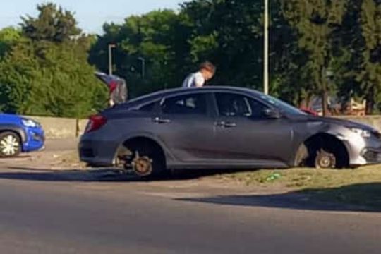 Varios autos estacionados en la cercanía del predio de AFA en Ezeiza sufrieron el robo de ruedas.