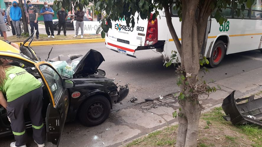 La Plata: un taxista fue rescatado entre los fierros y hospitalizado
