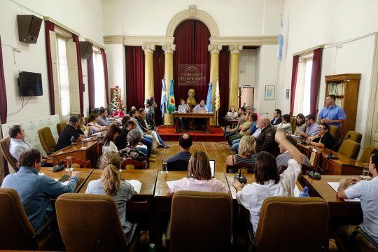 azul: la oposicion se fue de la asamblea y otra vez se empantano el debate por las tasas