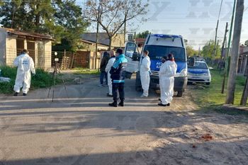 La víctima fue encontrada en un baldío ubicado en calle 86 entre 28 y 29, en el barrio Altos de San Lorenzo de la ciudad de La Plata