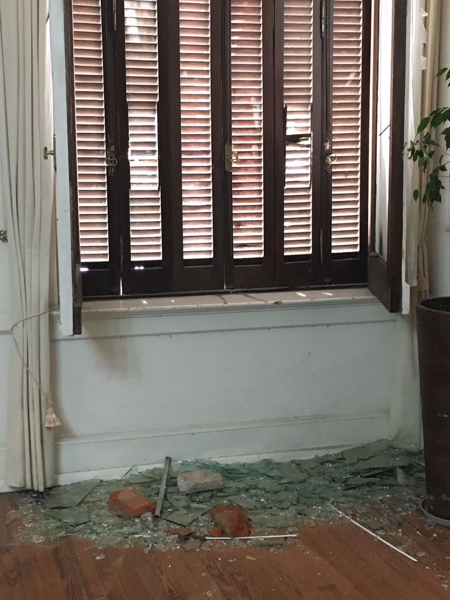 Manifestantes arrojaron piedras hacia los ventanales del Municipio de Tandil y ocasionaron daños, incluso en el despacho del intendente Miguel Lunghi.
