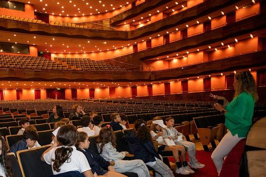 El Teatro Argentino recibe a diario visitas de escuelas, jardines y también de grupos de adultos 