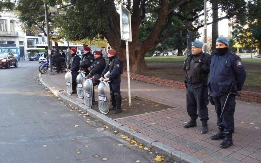La Plata: detienen a un “limpia vidrios” agresivo y armado a metros de Gobernación
