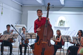 Con tan solo 14 años comenzó su formación en la Orquesta Escuela de Berisso, con 20 ingresará a una Escuela de Música en Ginebra 