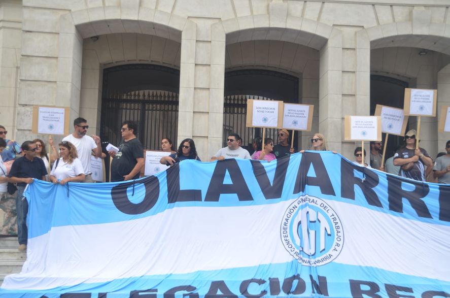 Axel Kicillof y una visita a Olavarría que tuvo de todo: Protestas, inversión y un acto simbólico para los maestros