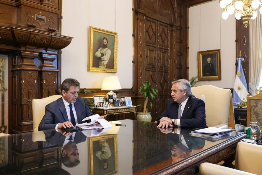 El presidente Alberto Fernández y el ministro de Economía