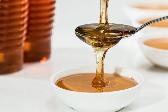 La ANMAT prohibió una marca de miel etiquetada como apta para celíacos.