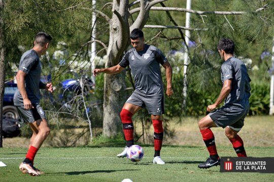 Estudiantes se entrena en Uruguay pensando en la Liga Profesional.