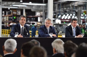 Sergio Massa, Alberto Fernández y Ricardo Pignanelli presentaron la nueva ley de impulso a la industria automotriz.
