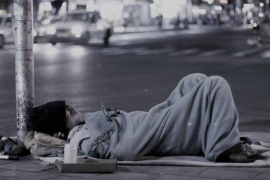el drama de dormir en la calle: reparten viandas y frazadas para la gente sin techo