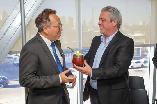 Javier Martínez, intendente de Pergamino, y un regalo bien argentino para el Embajador malayo.
