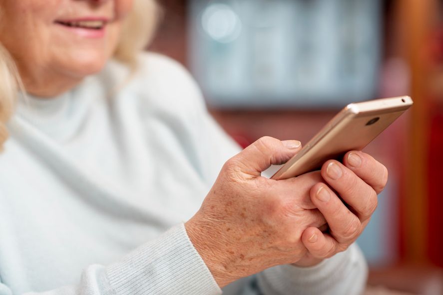 La Provincia lanzó una línea telefónica de atención para adultos mayores.