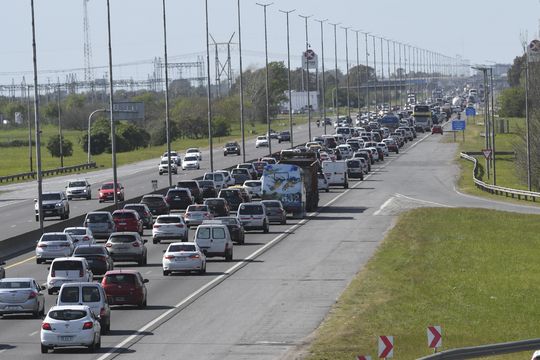 autopista buenos aires - la plata: corte total por una manifestacion